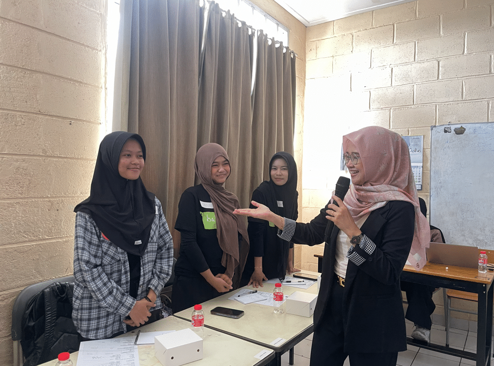 Pelatihan soft skill lulusan baru melalui praktik komunikasi dan presentasi
